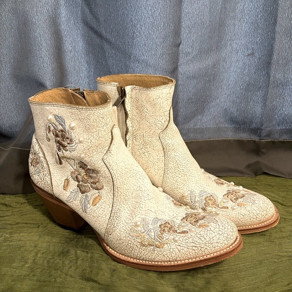 Shyanne White Booties - Picture 3 of 5
